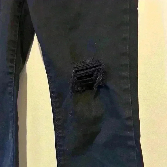 Levi’s 724 Black High Rise Straight Crop Distressed Jeans Size  28 - Picture 3 of 4